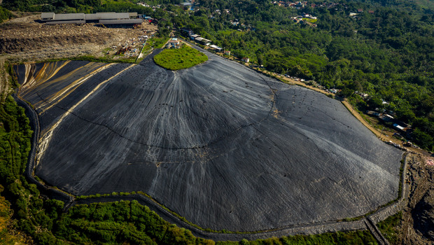 Foto udara lapisan geomembran menutup hamparan lahan bekas timbunan sampah untuk menghasilkan metana pada proyek Pembangkit Listrik Tenaga Sampah (PLTSa) Landfill Gas di Tempat Pembuangan Akhir Jatibarang, Kota Semarang, Jawa Tengah, Sabtu, 17 April 2021.