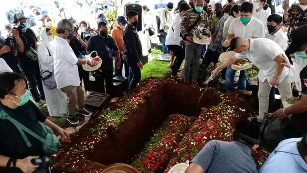 Jenazah pegiat otomotif Adiguna Sutowo dimakamkan di Tempat Pemakaman Umum Tanah Kusir, Jakarta Selatan, Minggu, 18 April 2021.