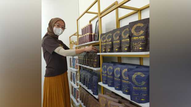 Irena Surosoputra menunjukkan koleksi cokelat yang menjadi unggulannya di outlet Cokelatin Signature di Cipondoh, Tangerang, Banten, Minggu (18/4/2021).