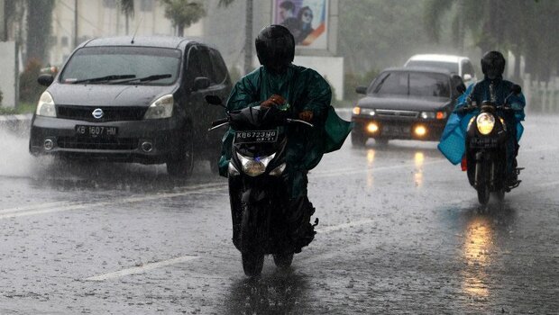Sejumlah kendaraan menembus hujan di Pontianak, Kalimantan Barat, Kamis, 15 April 2021.  