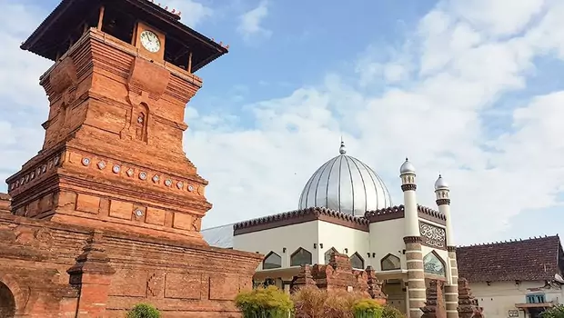 Masjid Menara Kudus memiliki keunikan karena gaya desain masjid ini memiliki arsitektur bergaya Hindu kuno.