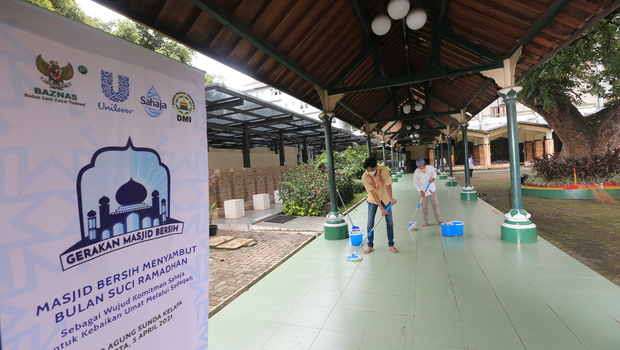 PT Unilever Indonesia Tbk bersama Dewan Masjid Indonesia (DMI) kembali menggelar program Gerakan Masjid Bersih (GMB). Ditargetkan Sebanyak 30.000 masjid tetap higienis dan terjaga selama Ramadan tahun ini. 
