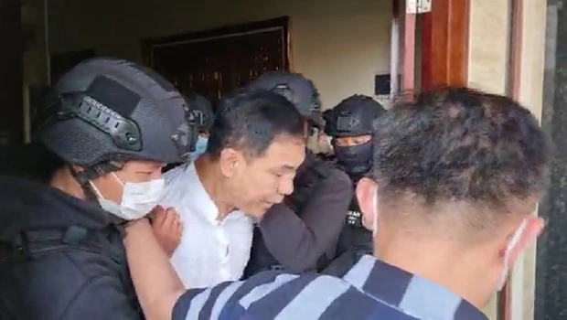 Munarman saat ditangkap Densus 88, Selasa 27 April 2021.