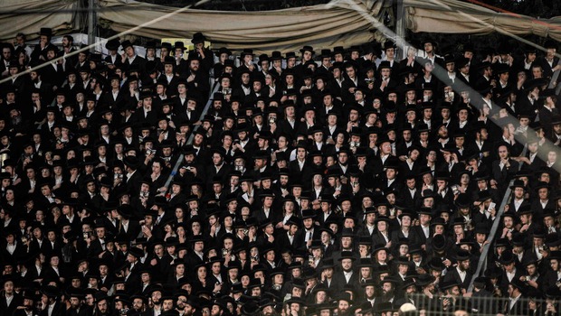 Umat Ultra-Ortodox Yahudi berkumpul di dekat makam Rabbi Shimon Bar Yochai di Gunung Meron, wilayah utara Isral, pada 29 April 2021, beberapa jam sebelum tragedi yang menewaskan sedikitnya 45 orang di lokasi karena peserta ziarah berdesakan di lorong sempit.