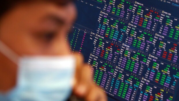 Investor mengamati pergerakan harga saham lewat monitor komputer di salah satu galeri sekuritas di Jakarta.