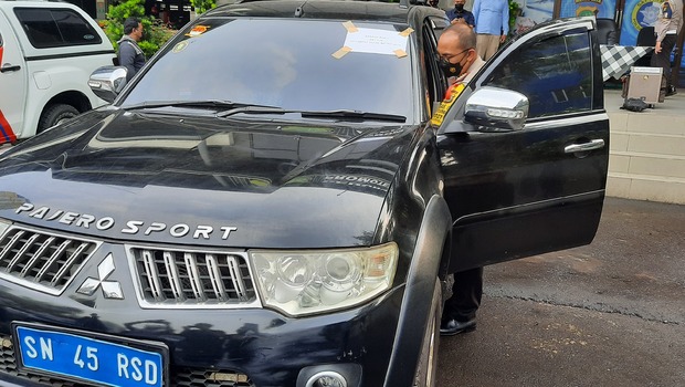Direktur Lalu Lintas Polda Metro Jaya Komisaris Besar Polisi Sambodo Purnomo, mengecek Pejero berpelat nomor SN 45 RSD.