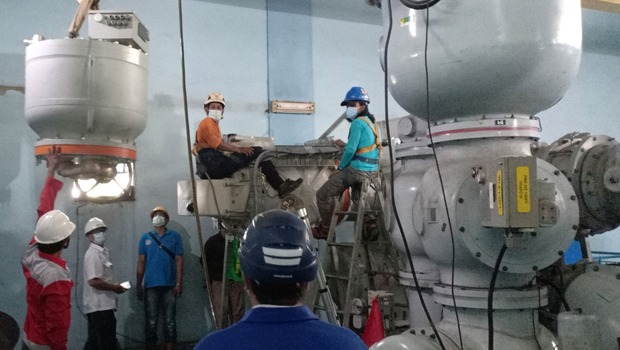 Petugas PLN UIP JBB sedang melaksanakan proses konstruksi Underground Cable (UGC) 150 kV Ketapang–Mangga Besar, Jakarta.