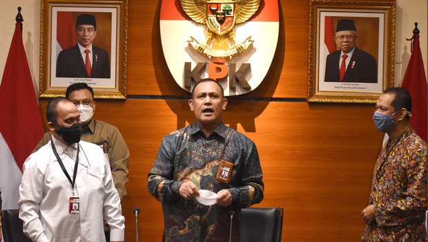 Ketua KPK Firli Bahuri (kedua kanan) bersama anggota Dewan Pengawas Indriyanto Seno Adji (kedua kiri) dan Sekjen Cahya Hardianto Harefa (kanan) memberikan keterangan pers mengenai hasil penilaian tes wawasan kebangsaan dalam rangka pengalihan pegawai KPK menjadi aparatur sipil negara (ASN), di Gedung Merah Putih KPK, Jakarta, Rabu 5 Mei 2021. 