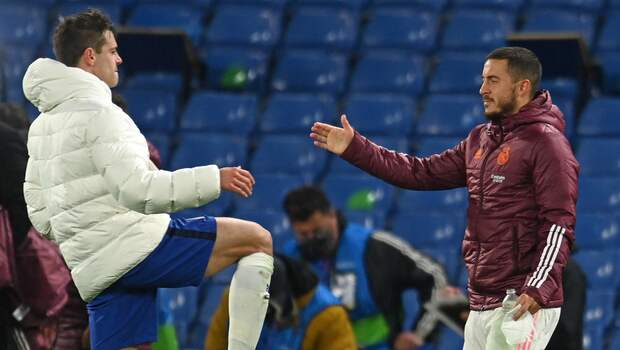 Pemain Real Madrid Eden Hazard (kanan) menyalami mantan rekannya di Chelsea, Cesar Azpilicueta.