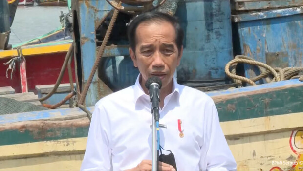 Presiden Joko Widodo memberi keterangan pers dalam kunjungan kerja di Kabupaten, Lamongan, Jawa Timur, Kamis, 6 Mei 2021.