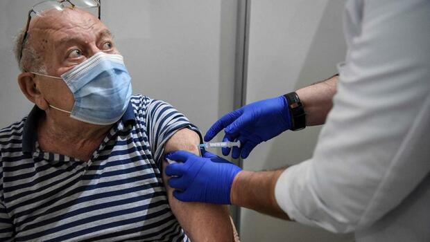 Seorang pria menerima dosis vaksin Covid-19 Sputnik V buatan Rusia di Serbia. 