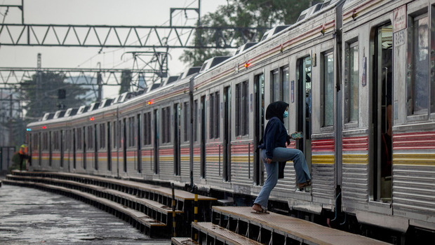 Ilustrasi penumpang naik kereta rel listrik (KRL).