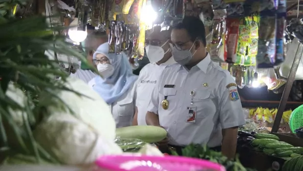 Gubernur DKI Jakarta Anies Baswedan tinjau harga pangan di pasar di Jakarta, Sabtu, 8 Mei 2021.


