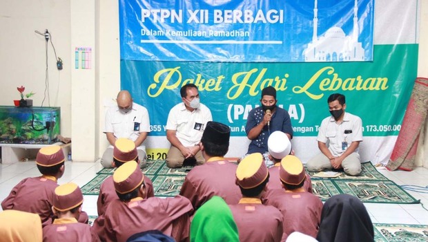 Penyerahan bantuan paket sembako dan uang tunai PTPN XII kepada anak yatim di Yayasan Himmatun Ayat Bilyatimi di Krembangan Baru, Surabaya, Senin (10/5/2021).