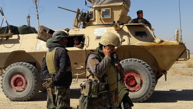 Pasukan keamanan Afganistan berjaga di dekat kendaraan lapis baja saat pertempuran yang sedang berlangsung antara pasukan keamanan Afganistan dengan milisi Taliban di daerah Busharan, pinggiran Lashkar Gah, ibu kota provinsi Helmand, pada Rabu 5 Mei 2021.