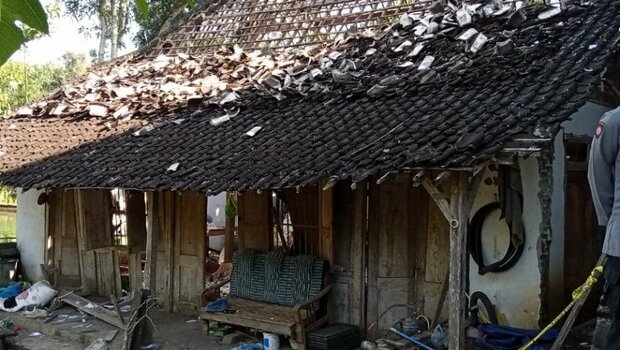 Kondisi rumah Abdullah yang hancur terdampak ledakan berantai 205 petasan jumbo di Desa Sukorejo Wetan, R, Selasa, 11 Mei 2021.

