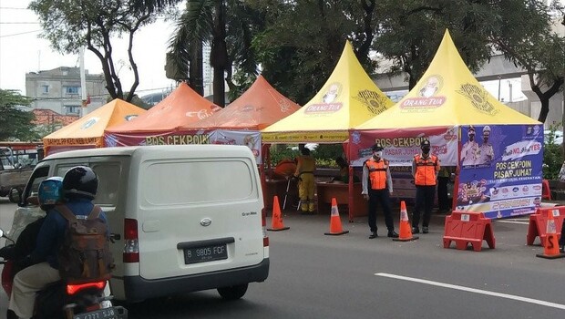 Petugas mengawasi kendaraan yang melintas di Pos Pemeriksaan Pasar Jumat di Jakarta Selatan, Selasa 11 Mei 2021. 