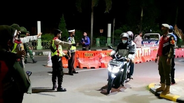 Polisi memutarbalikkan kendaraan pemudik di Kota Cirebon, Jawa Barat.