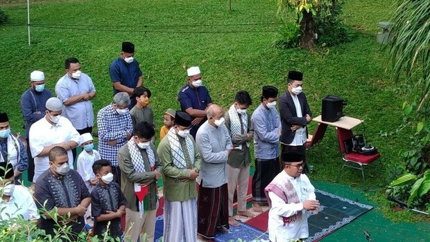 Gubernur DKI Jakarta Anies Baswedan (baris kedua, lima dari kanan) melaksanakan salat Id di kediaman pribadinya di Lebak Bulus, Jakarta Selatan, Kamis 13 Mei 2021. 