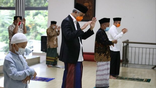 Gubernur Jawa Tengah Ganjar Pranowo saat melaksanakan salat Id di rumah dinas gubernur, Kamis, 13 Mei 2021.  