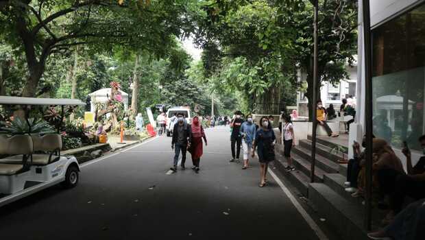 Para pengunjung wisata di Kebun Raya Bogor mengisi libur Lebaran 2021.