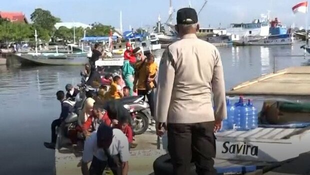 Polisi menyuruh nakhoda kapal untuk putar balik kembali ke Kabupaten Pangkep, Sulawesi Selatan, karena operasi penyekatan mudik masih berlangsung hingga 24 Mei 2021. 
