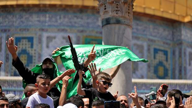 Jemaah Muslim Palestina menyerukan dukungan kepada Hamas setelah salat Jumat di Masjid al-Aqsa di Yerusalem, 14 Mei 2021.