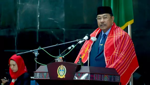 Anggota V BPK Bahrullah Akbar pada penyerahan Laporan Hasil Pemeriksaan (LHP) atas Laporan Keuangan Pemerintah Daerah (LKPD) Provinsi Sumatera Utara (Sumut) Tahun 2020 dalam Rapat Paripurna Istimewa di Gedung DPRD Sumut, Senin 24 Mei 2021.