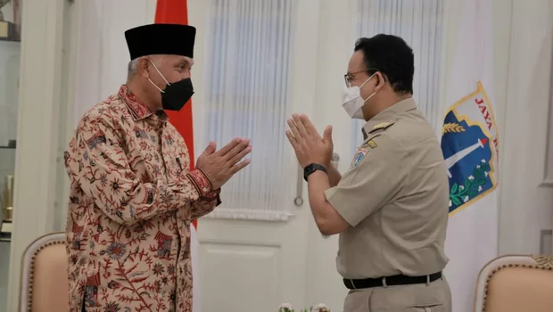 Gubernur DKI Jakarta, Anies Baswedan (kanan) menerima kunjungan Gubernur Sumatera Barat, Mahyeldi Ansharullah di Balai Kota DKI, Selasa, 25 Mei 2021.