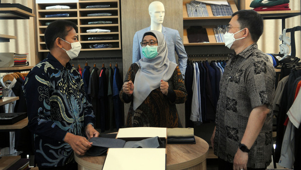 Direktur Utama PT Trisula Textile Industries Tbk (BELL) Karsongno Wongso Djaja (kanan) berbincang dengan Direktur	BELL R Nurwulan Kusumawati (tengah) dan Direktur BELL Wagiyono usai Rapat Umum Pemegang Saham Tahunan (RUPST) BELL di Jakarta, Kamis, 27 Mei 2021. BELL membagikan dividen sebesar Rp507,5 Juta untuk tahun buku 2020. 