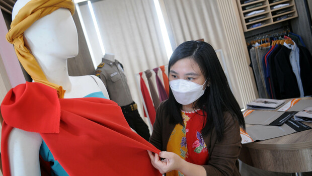 Peserta Rapat Umum Pemegang Saham Tahunan (RUPST) PT Trisula Textile Industries Tbk (BELL) melihat produk BELL, di Jakarta, Kamis, 27 Mei 2021. BELL membagikan dividen sebesar Rp507,5 Juta untuk tahun buku 2020. 