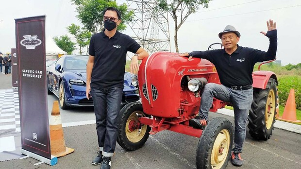 Ketua CCE Paulus Setyabudi dan Humas CCE Denny Bernardus disamping Tractor Porsche 108 tahun 1950 pada pameran mobil klasik di perumahan CitraLand The GreenLake, Surabaya, Minggu, 30 Mei 2021.
