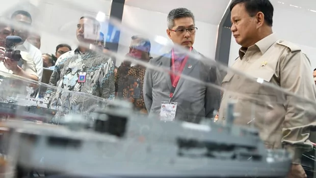 Menteri Pertahanan Prabowo Subianto mengamati miniatur kapal perang pada pameran Industri Alat Peralatan Pertahanan dan Keamanan di Kantor Kementerian Pertahanan, Jakarta, Selasa, 3 Desember 2019.