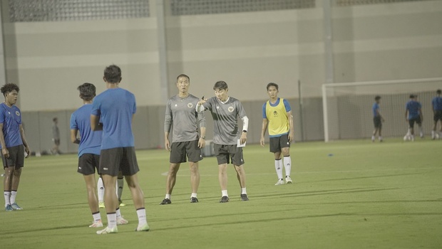 Pelatih Timnas Indonesia Shin Tae-yong memberikan arahan kepada pemain dalam sesi latihan.