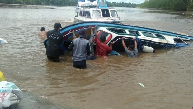 Kapal cepat SB Riyan yang kecelakaan di sungai Desa Plaju Kecamatan Sembakung dalam perjalanan dari Kota Tarakan menuju Desa Atap, Kecamatan Sebuku, Senin, 7 Juni 2021.  