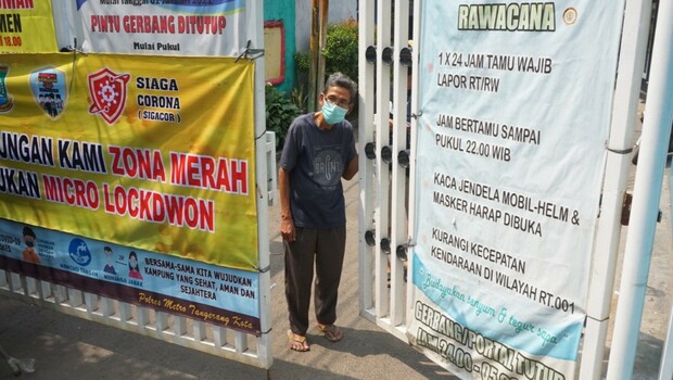 Rukun tetangga di rukun warga 04 Kampung Rawacana, Kelurahan Gandasari, Kota Tangerang, melakukan micro lockdown, Selasa 8 Juni 2021.