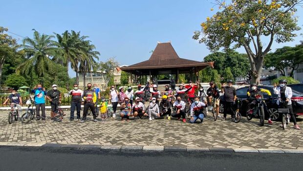 Komunitas mobil Pajero Indonesia One berfoto bersama seusai melakukan gowes bareng di Taman Mini Indonesia Indah, Minggu 6 Juni 2021)