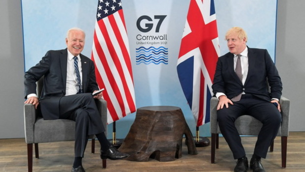 Perdana Menteri Inggris Boris Johnson (kanan) dan Presiden AS Joe Biden berpose sebelum pertemuan bilateral di Carbis Bay, Cornwall pada Kamis 10 Juni 2021, menjelang KTT G7 tiga hari yang diadakan pada 11-13 Juni. 