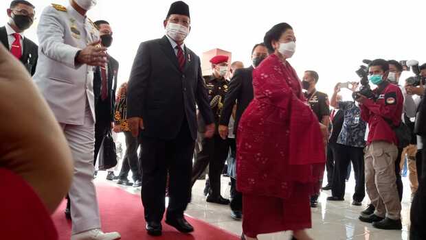 Titel foto : Presiden ke-5 Megawati Sukarnoputri bersama Menteri Pertahanan Prabowo Subianto saat memasuki Aula Merah Putih, Unhan, Jumat, 11 Juni 2021.