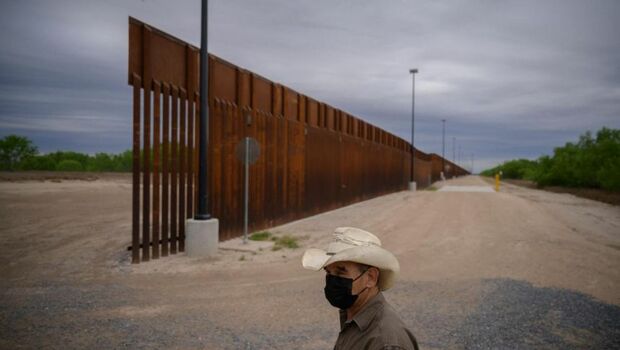 Sebagian dari tembok perbatasan yang belum selesai yang coba dibangun oleh mantan presiden AS Donald Trump, terdapat di dekat kota Roma di Texas, pada 28 Maret 2021.