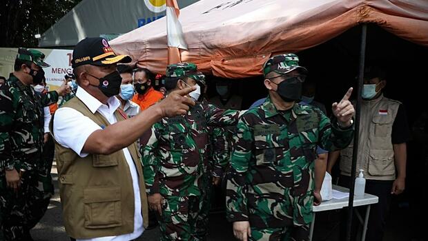 Ketua Satgas Penanganan Covid-19 Letjen TNI Ganip Warsito (kedua kiri memakai rompi) saat meninjau Rumah Sakit Lapangan Kogabwilhan II Indrapura,  Surabaya, Jawa Timur, Jumat, 11 Juni 2021.
