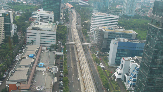 Pembangunan Light Rail Transit (LRT) di depan Jalan HR. Rasuna Said, Jakarta, Senin (14/6/2021). LRT sudah 100 persen dikerjakan oleh PT INKA yang nanti akan dioperasikan oleh PT KAI. Jadi semuanya dikerjakan di Indonesia, termasuk juga pembangunan konstruksinya oleh PT Adhi Karya. Pembangunan LRT ini bertujuan mengintegrasikan transportasi massal di Jabodebek. Ke depannya, antara MRT, LRT, kereta bandara maupun bus transjakarta bisa terintegrasi.