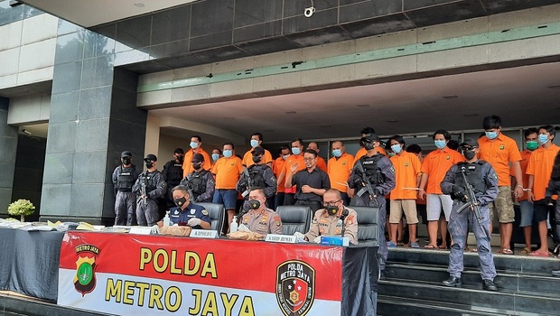 Polda Metro Jaya, membekuk 24 orang tersangka dari 4 kelompok jasa pengamanan dan pengawalan yang diduga melakukan pungli dan aksi premanisme terhadap sopir truk kontainer, di luar kawasan Pelabuhan Tanjung Priok.
