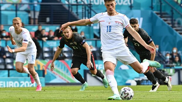 Penyerang Cheska Patrik Schick mencetak gol dari titik putih ke gawang Kroasia dalam laga penyisihan grup D Euro 2020 di Hampden Park, Glasgow, Skotlandia, Jumat, 18 Juni 2021.

