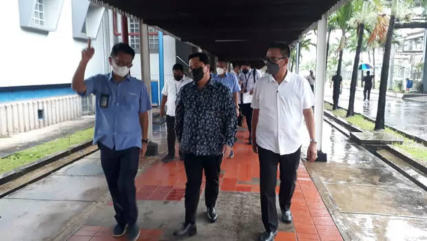 Menteri BUMN Erick Thohir (tengah) saat meninjau ketersediaan obat di PT Indofarma Tbk, Kabupaten Bekasi, Senin, 21 Juni 2021.