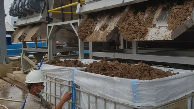 Karyawn Palyja bekerja di instalasi pengolahan lumpur di Instalasi Pengolahan Air (IPA) 1 Pejompongan, Jakarta, beberapa waktu lalu.


