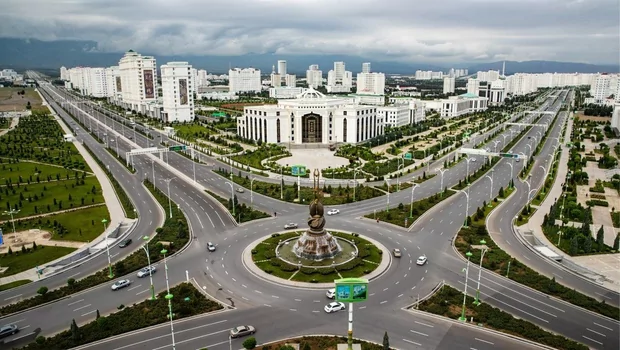 Pemandangan udara monumen Dutar (depan) yang melambangkan inspirasi seni Turkmenistan dan Institut Kebudayaan Negara Turkmenistan (belakang) di Ashgabat, ibu kota Turkmenistan. 