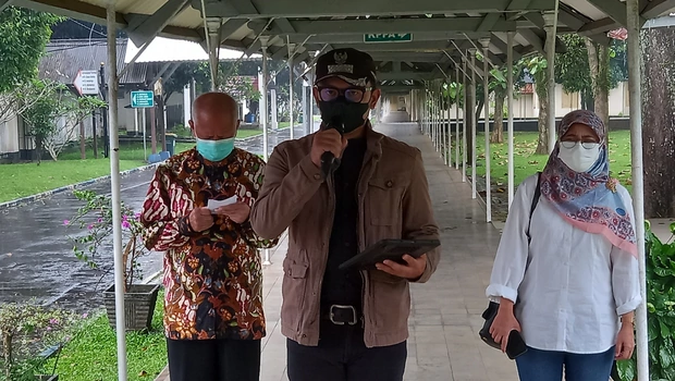 Wali Kota Bogor Bima Arya didampingi Direktur RSJ Marzoeki Mahdi, dr Fidiansyah, dan Kadinkes Sri Nowo Retno, di RS MM, Kota Bogor, Minggu 27 Juni 2021.