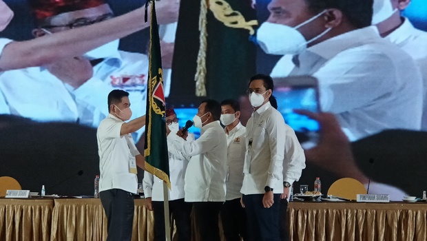 Ketua Umum Kadin Indonesia Arsjad Rasjid menerima Pataka Kadin dari pimpinan sidang M.AS Latuconsina pada Munas VIII Kadin di Kendari, Sulawesi Tenggara, Kamis 1 Juli 2021.