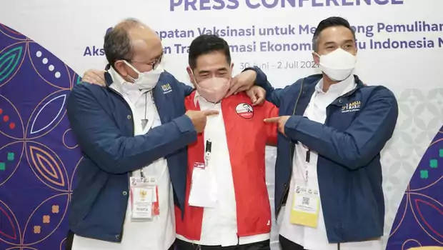 Ketua Kadin terpilih Arsjad Rasjid (tengah) bersama Rosan Roeslani (kiri) dan Anindya Bakrie di sela Munas VIII Kadin di Kendari, Sulawesi Tenggara, Kamis 1 Juli 2021. 